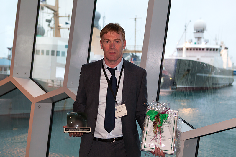 Myndin er af Albert Högnasyni, 3X Technology sem tók á móti verðlaununum. 